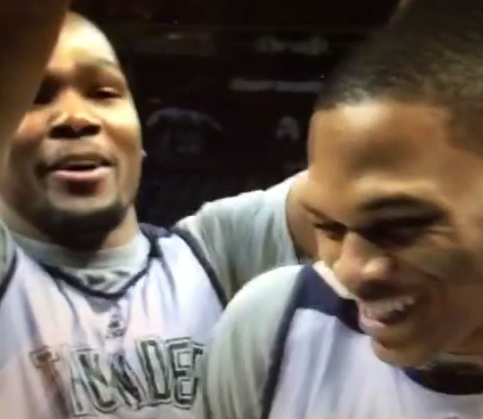 Troll : Kevin Durant jette du pognon sur Russell Westbrook