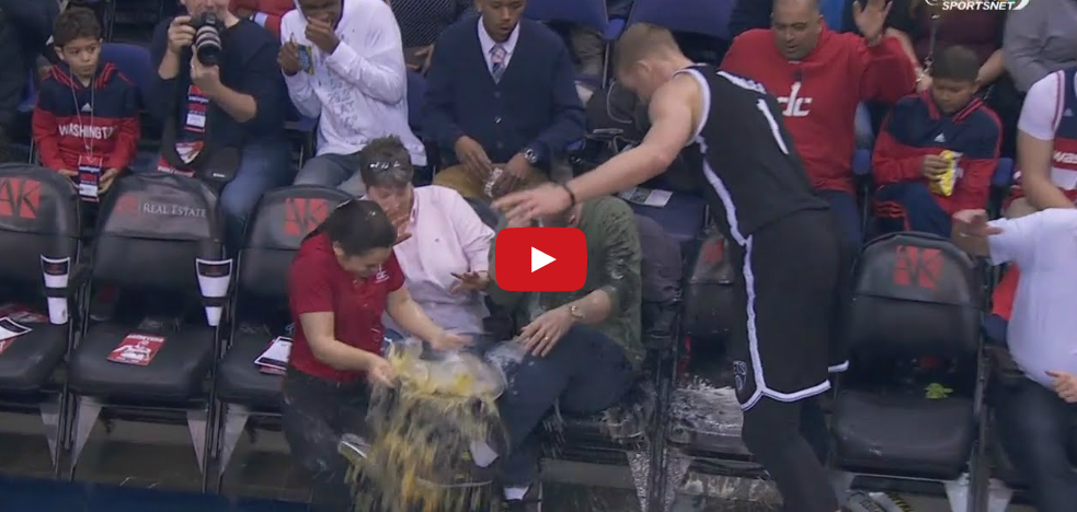 WTF : Mason Plumlee arrose le premier rang avec de la bière