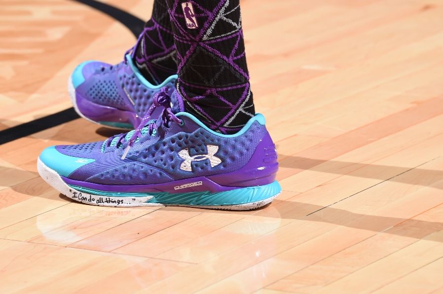 Stephen Curry rend hommage à un fan sur ses chaussures