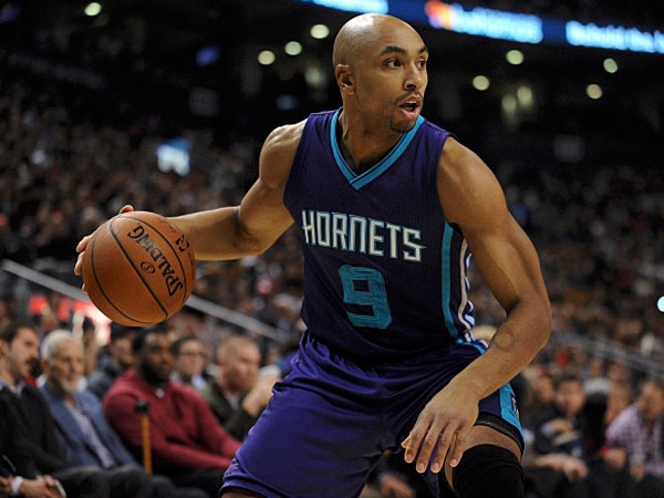 Les Hornets s’imposent de justesse chez les Sixers