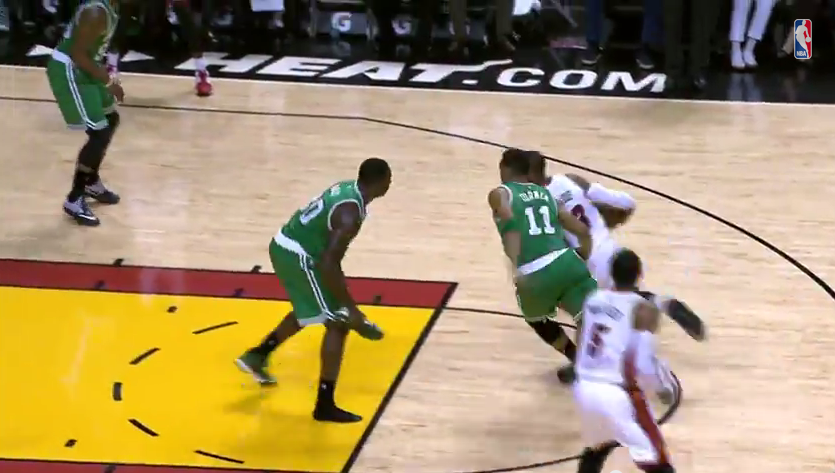 WTF : Brandon Bass défend une chaussure à la main !