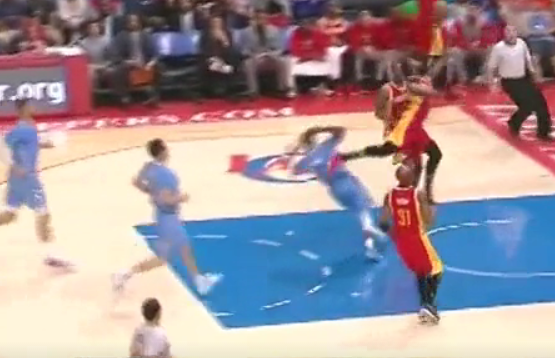 Chris Paul entre esquive et flopping face à James Harden