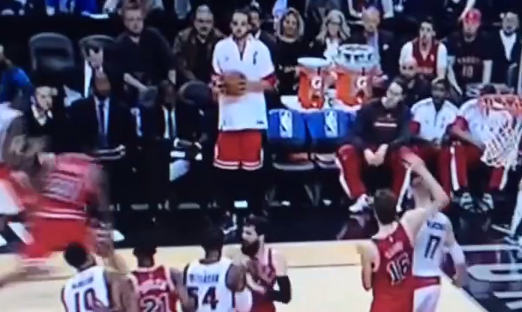 DeMar DeRozan prend Joakim Noah pour un Raptor
