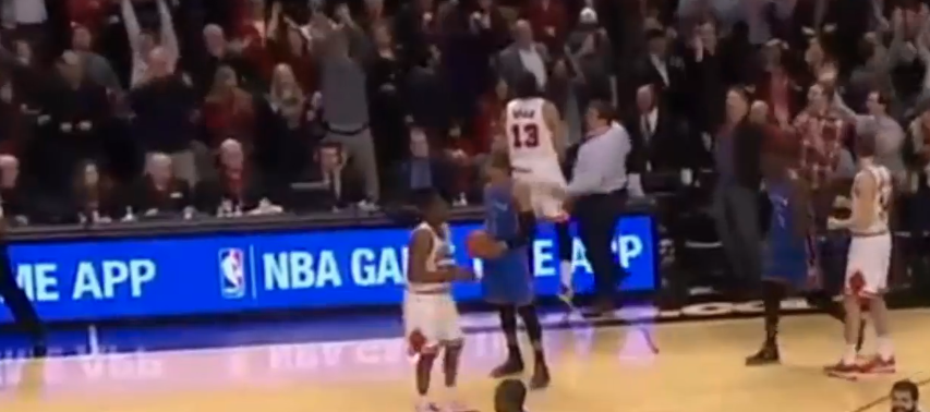 Joakim Noah se prend une fessée par un fan des Bulls