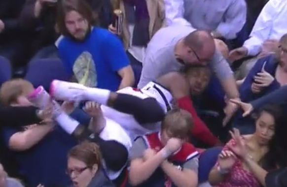 L’énorme saut de John Wall dans le public