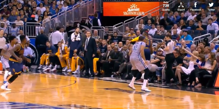 WTF : Un fan prend la balle des mains de LeBron