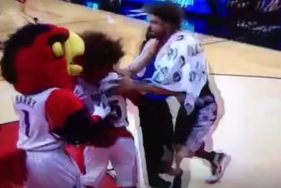 Robin Lopez martyrise (encore) une mascotte