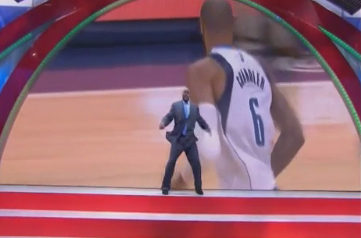 Clownerie : Shaq pousse (encore) la chansonnette