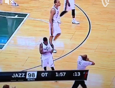 Magique : il danse pour signaler un marcher