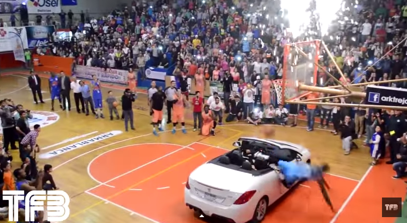 Fail : Il tombe en essayant de dunker sur une voiture