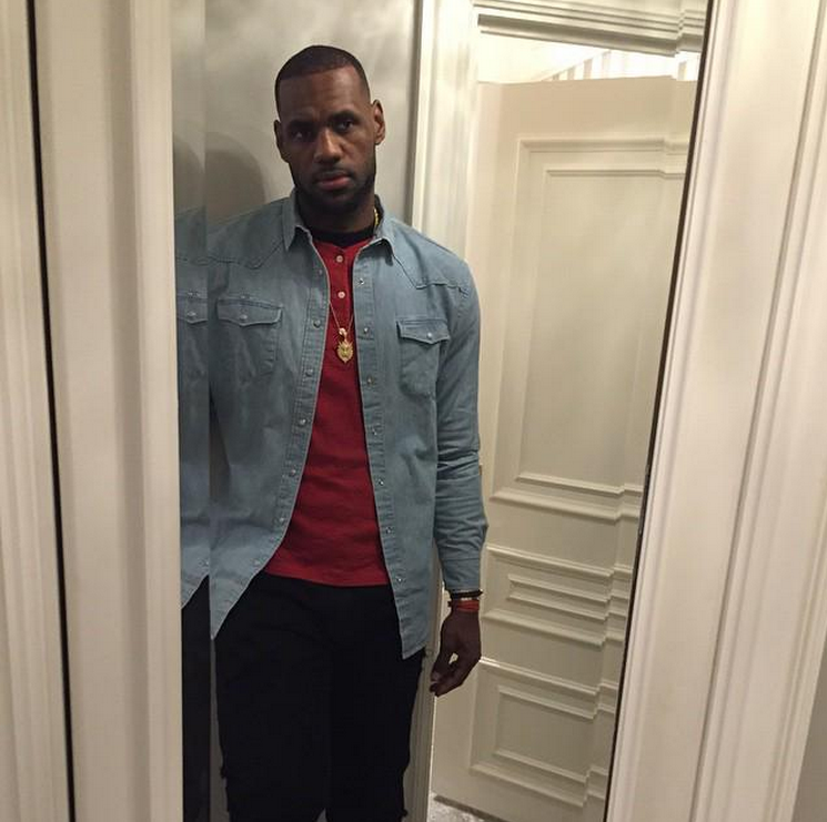Le « sad selfie » de LeBron James tourné en ridicule