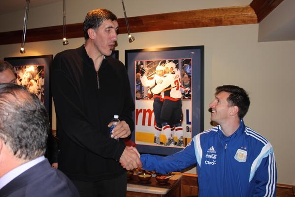 La photo improbable : Gheorghe Muresan et Leo Messi