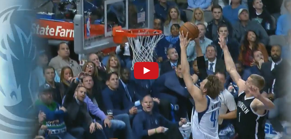 WTF : Le banc des Mavs devient dingue après un dunk de Nowitzki !