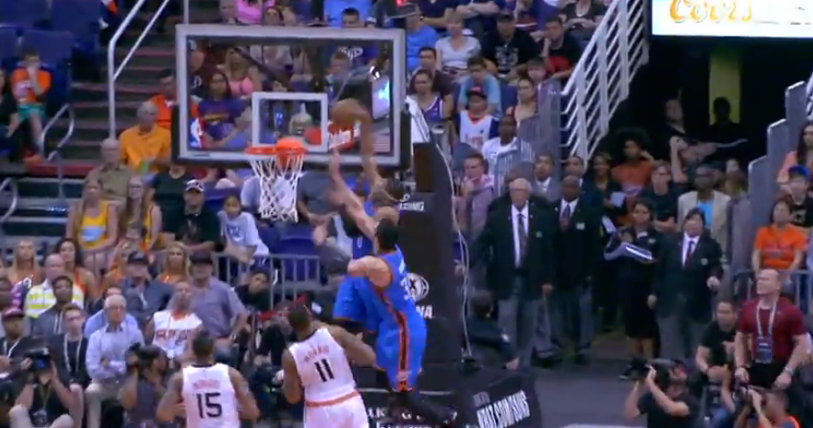 Insatiable : Russell Westbrook claque un dunk sur… Enes Kanter !