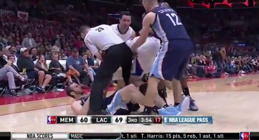 Quand Blake Griffin et Kosta Koufos se chauffent