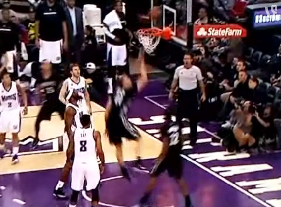 WTF : La ridicule (mais efficace) tentative de dunk de Justin Hamilton
