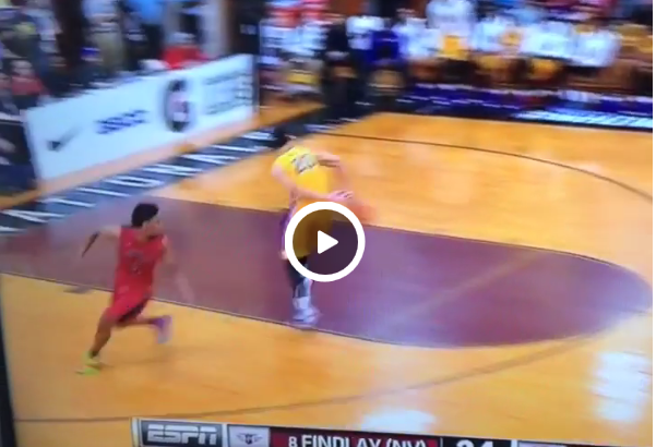 WTF : Ben Simmons fait une passe… avec ses fesses !