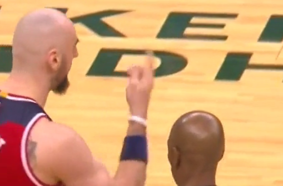 Quand Marcin Gortat veut voler un shoot au buzzer