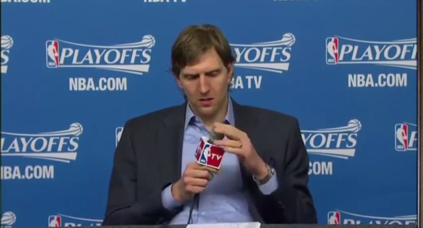 Quand Dirk Nowitzki pète un cable sur un micro