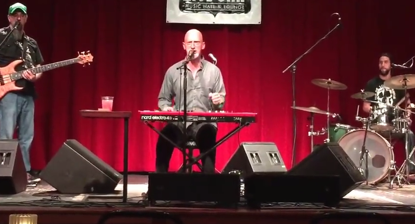 WTF : un fan des Mavs chante sa déception sur Rajon Rondo