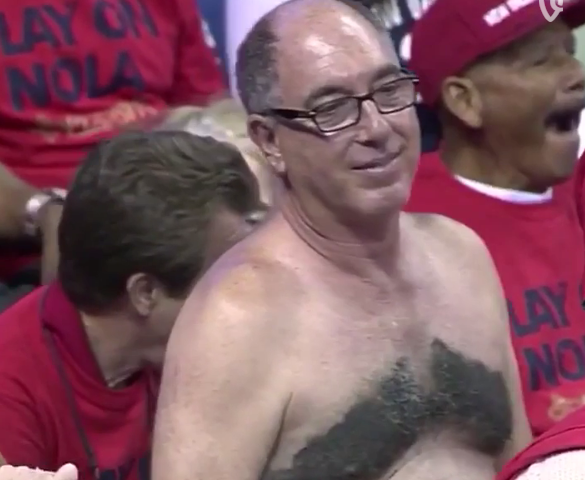 WTF : un fan se fait le monosourcil d’Anthony Davis… sur le torse