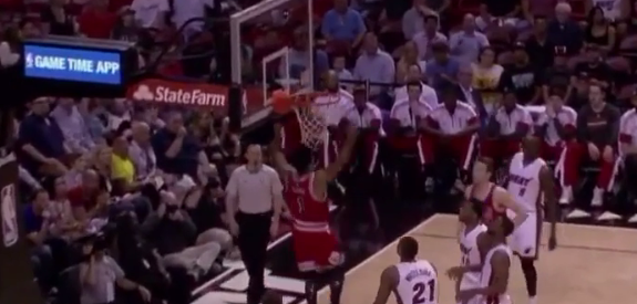 Derrick Rose se remet (en délicatesse) à dunker