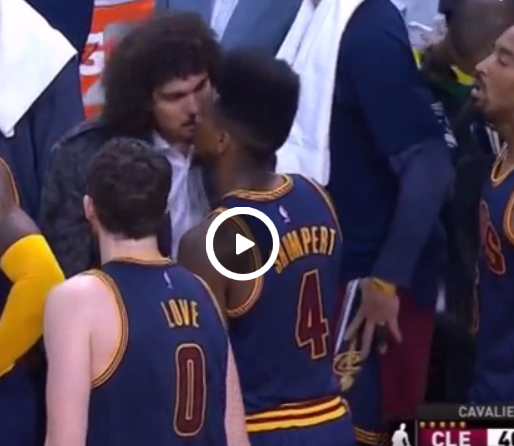 Accident : Le bisou entre Anderson Varejao & Iman Shumpert !