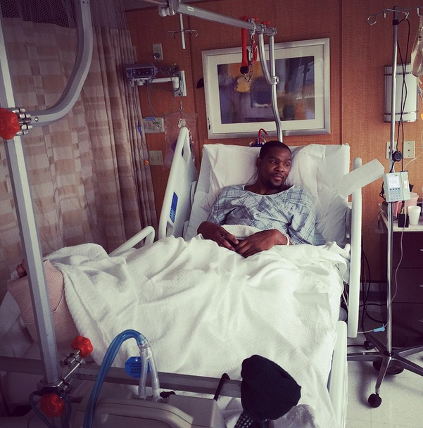 Déprimant : Kevin Durant sur son lit d’hôpital