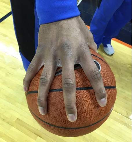 Incroyable : les mains gigantesques de Jahlil Okafor !