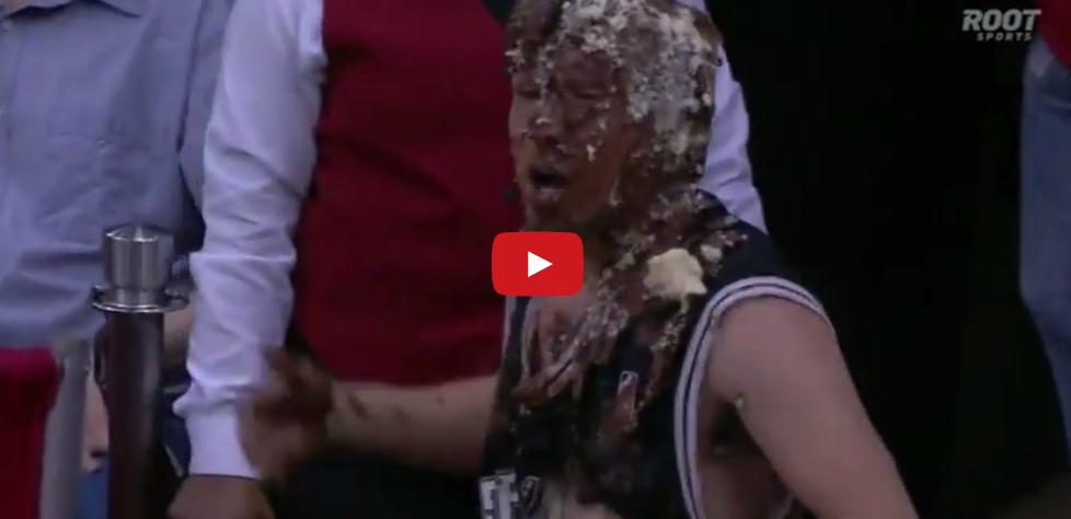 WTF : La mascotte des Rockets entarte un fan des Spurs !