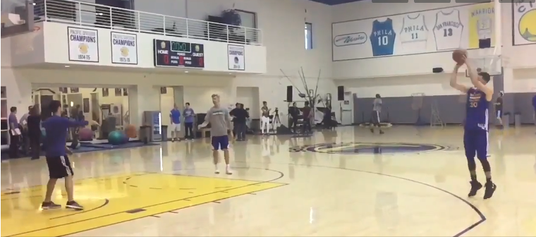 Inhumain : Steph Curry plante 77 tirs à 3 points de suite