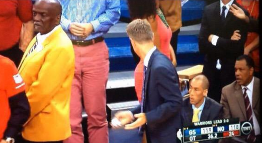 Grillé : Steve Kerr mate l’arrière-train d’une journaliste…