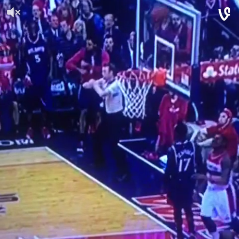 La meilleure annonce de marcher de l’histoire par un arbitre