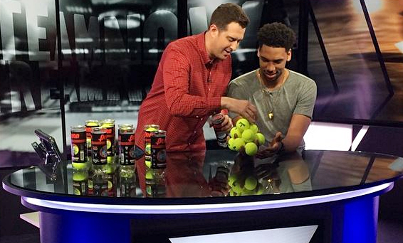 WTF : Jahlil Okafor tient 13 balles de tennis dans une seule main