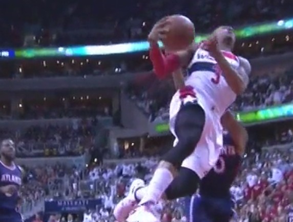 Dirty : Jeff Teague envoie Bradley Beal au tapis
