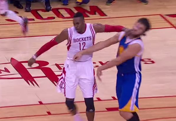 Flagrante : Dwight Howard frappe Andrew Bogut au visage