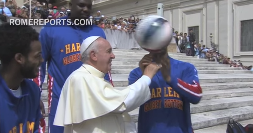 Quand le pape prend des leçons auprès des Harlem Globetrotters