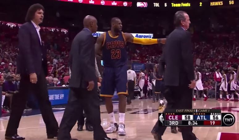 LeBron James se blesse… à cause d’un cameraman