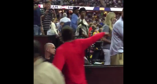 Le léger geste d’humeur de Joakim Noah envers un fan des Cavs