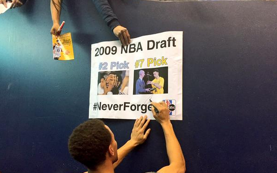 Steph Curry signe un poster qui trolle les Grizzlies