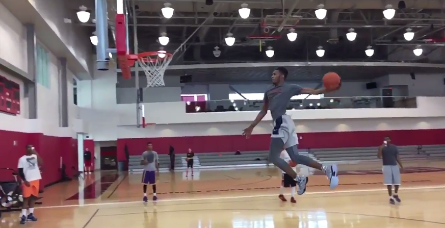 Derrick Jones plante un windmill depuis la ligne des lancers