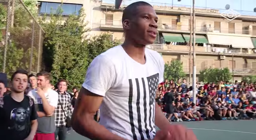Les frères Antetokounmpo à l’œuvre sur un playground grec