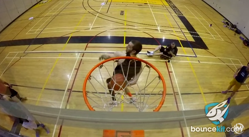 Le dunk complètement dingue de Jordan Kilganon