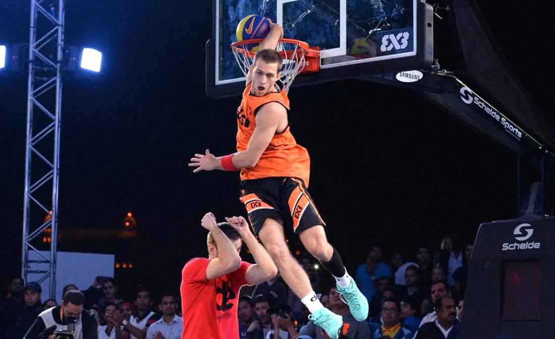 Wow : Jordan Kilganon claque son dunk « scorpion »… en jean !
