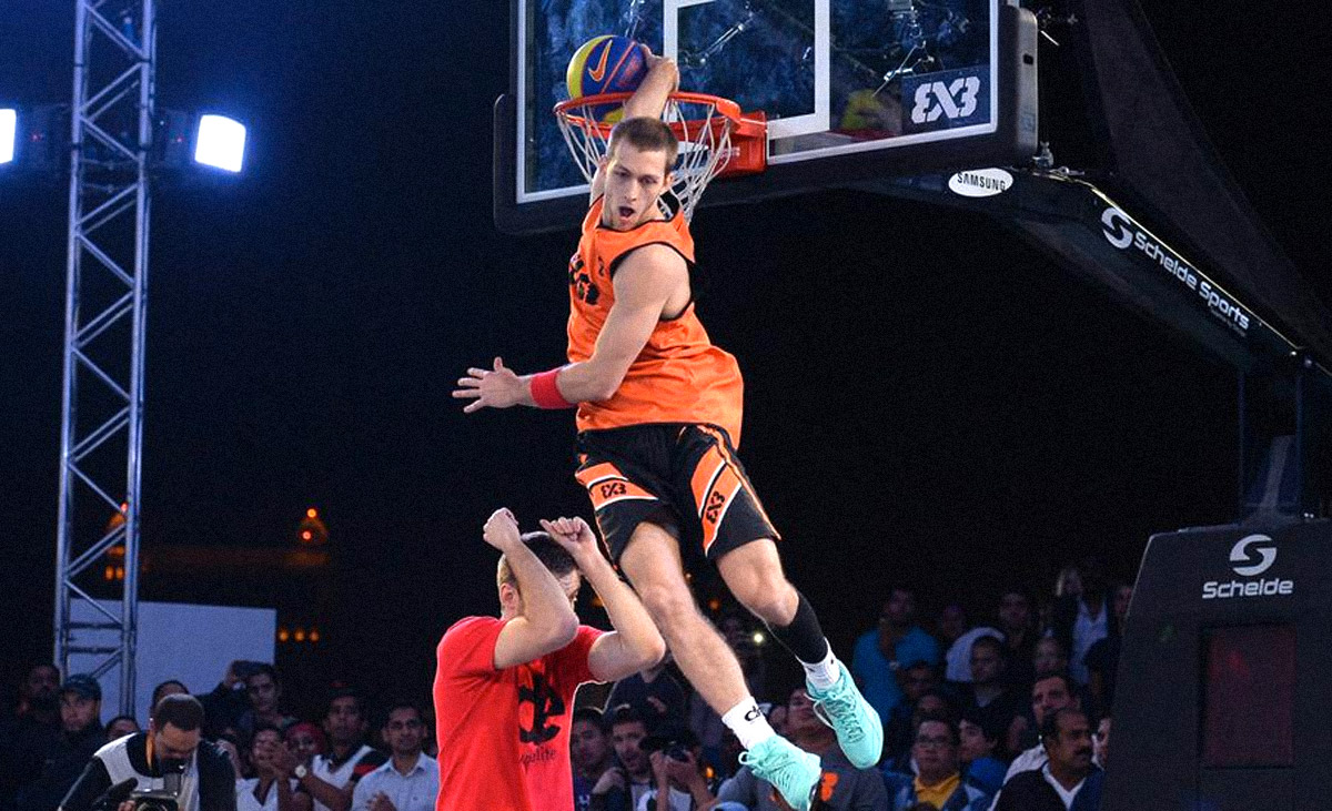 Wow : Jordan Kilganon claque son dunk « scorpion »… en jean !