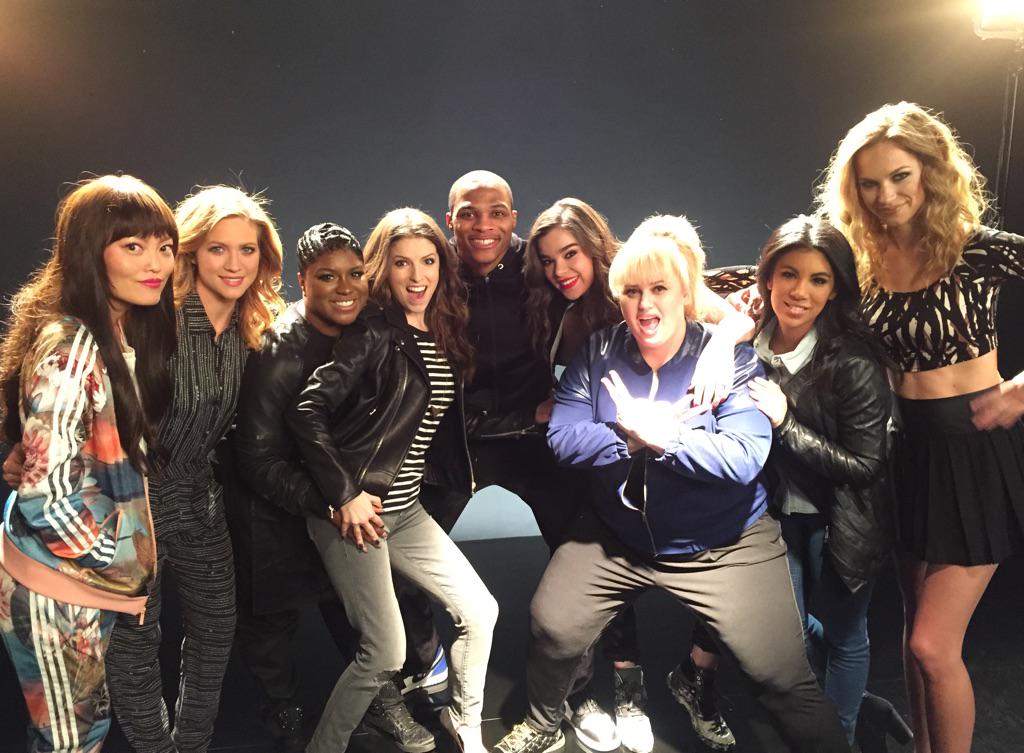 Russell Westbrook pose avec les actrices de Pitch Perfect 2