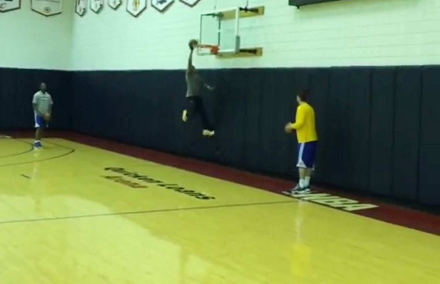 A 60 ans, Alvin Gentry dunke encore !