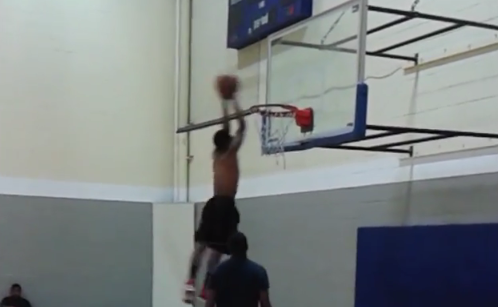 L’incroyable compil de dunks d’Anthony Height, 16 ans et 1m70 !