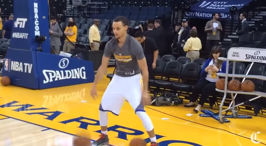 En guise de routine, Stephen Curry s’échauffe avec deux ballons