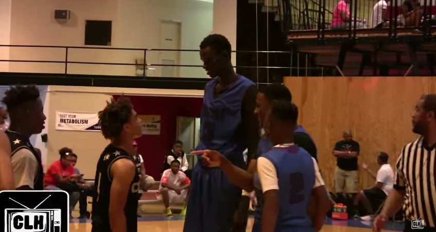 Chol Marial, 15 ans, 2m22 et déjà star du web